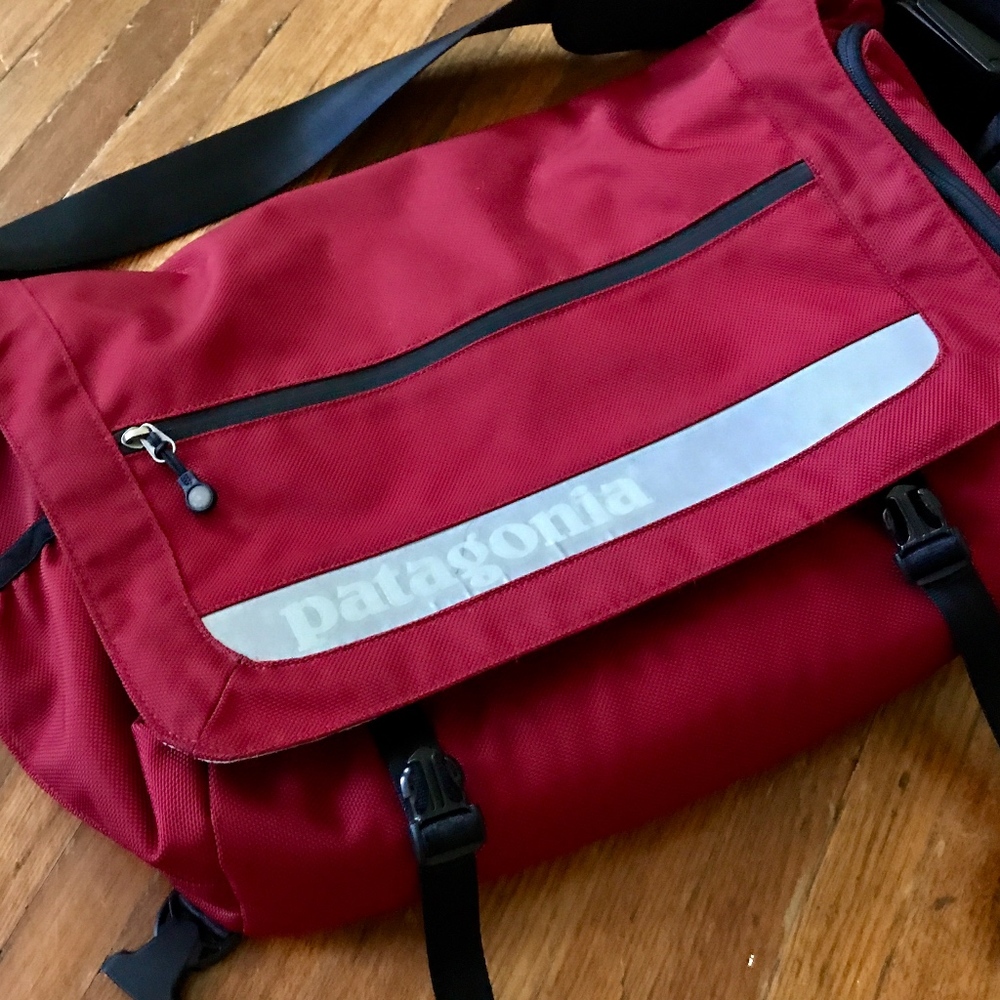 Patagonia Large Messenger Travel Red